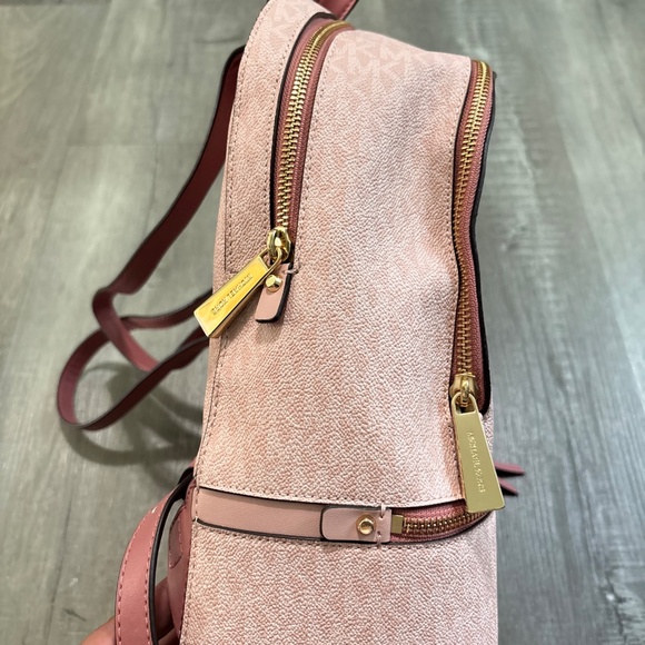 Michael Kors pink backpack - Picture 3 of 10